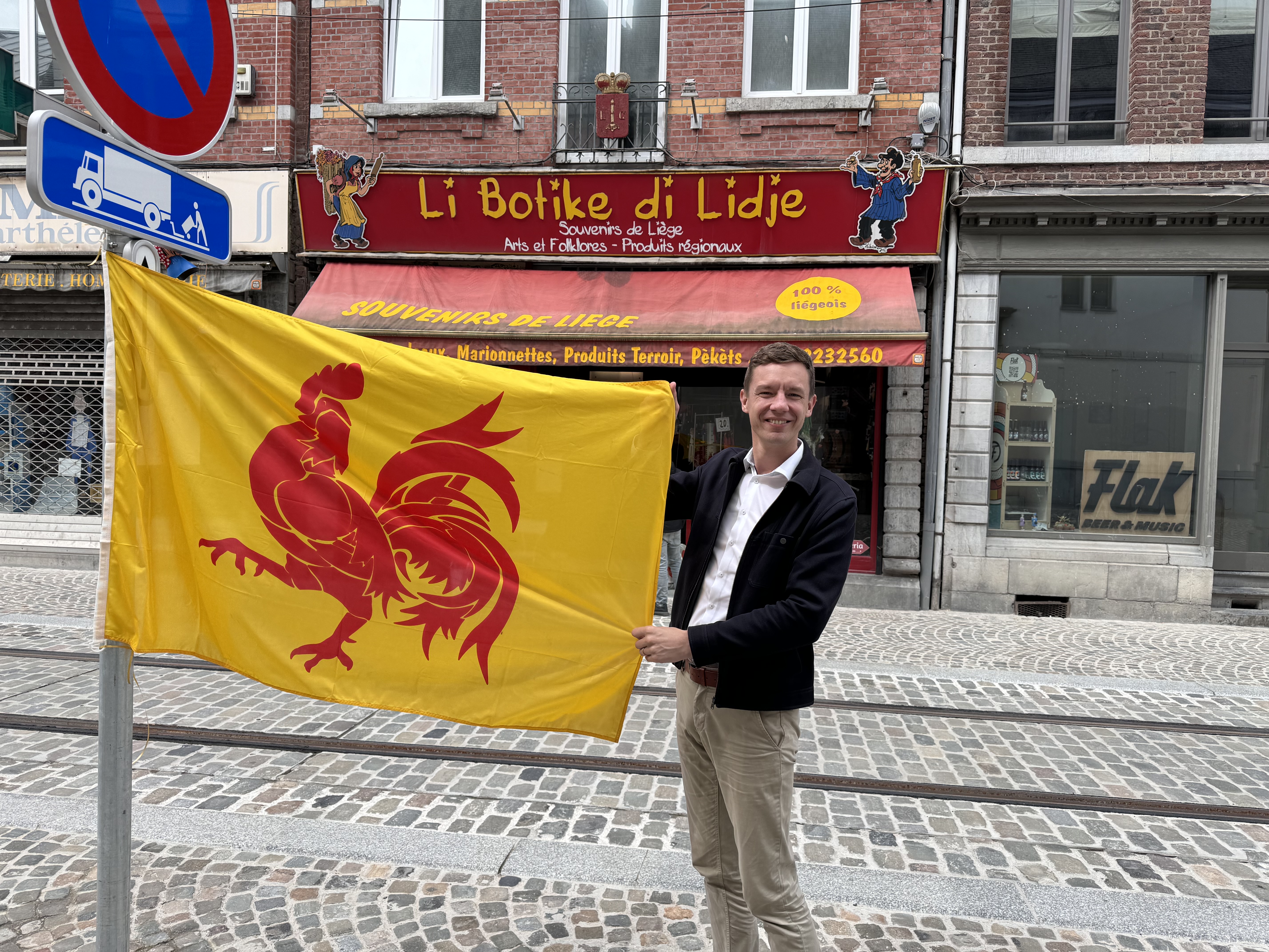 Vincent Bonhomme avec le drapeau wallon devant Li Botike di Lidje