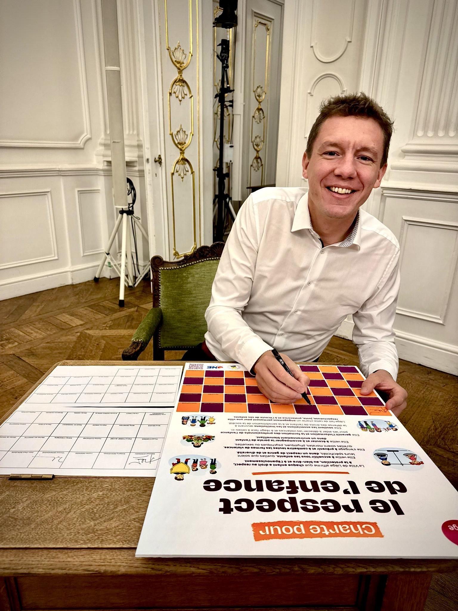 Vincent Bonhomme signe une charte pour le respect de l'enfance