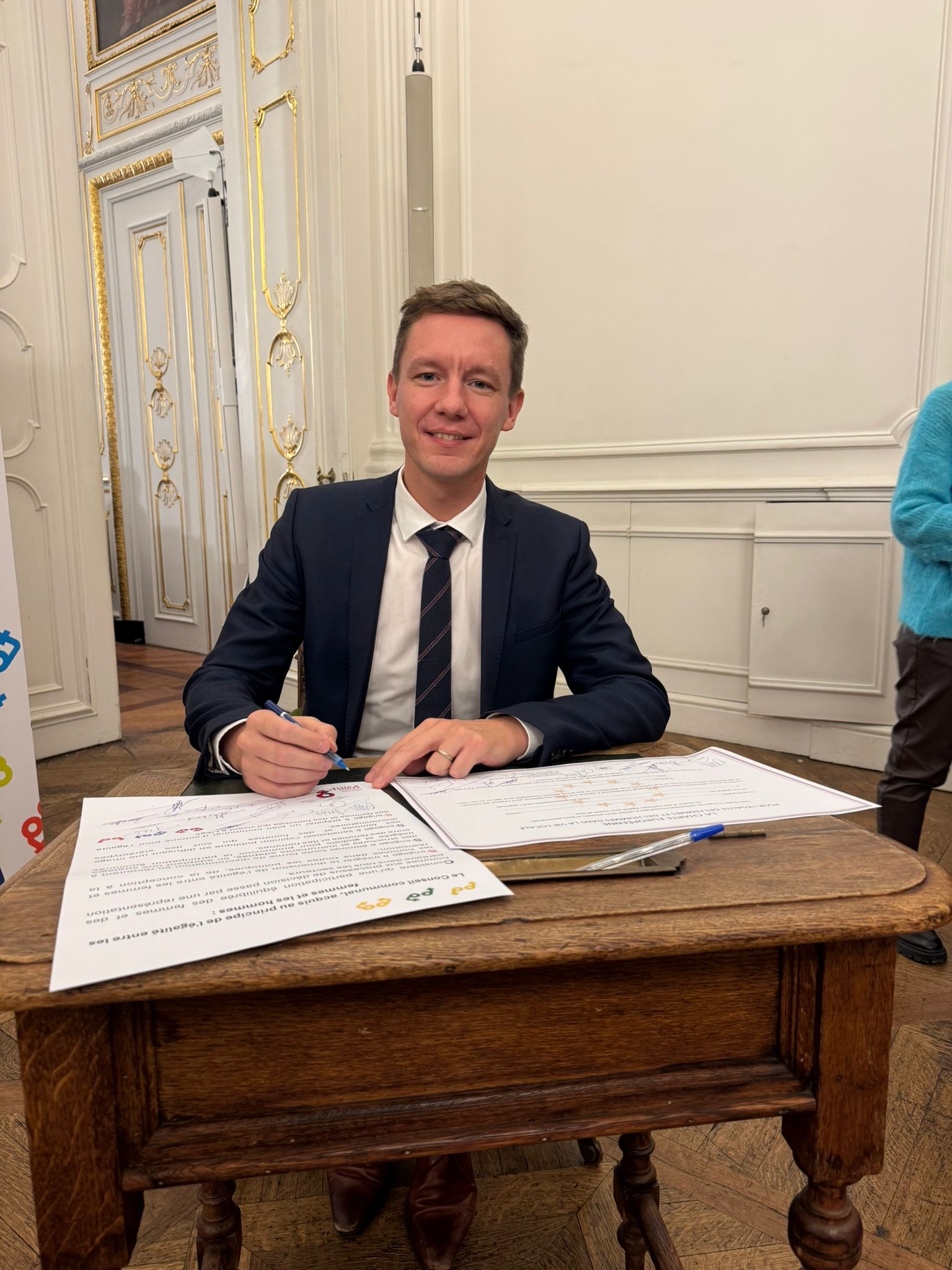 Vincent Bonhomme signant des documents à l'hôtel de ville